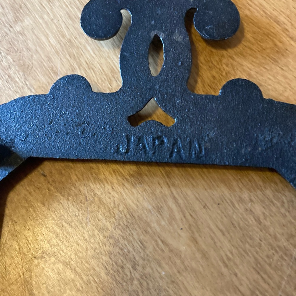 Cast iron trivets that are missing their tiles - Picture 4 of 7